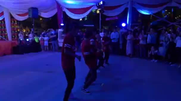 Bailarinas Con Camisas Rojas Bailando Frente Escenario Pan Izquierda Derecha — Vídeo de stock
