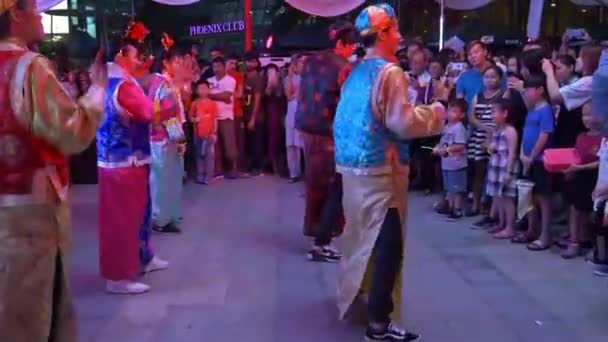 Tänzer Chinesischer Kleidung Tanzen Lustig Schwenk Von Rechts Nach Links — Stockvideo