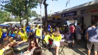 Dünya Kupası 'nda Brezilya takımını desteklemek için sarı giyen insanlar