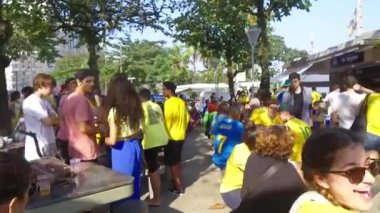 Dünya Kupası 'nda Brezilya takımını desteklemek için sarı giyen insanlar