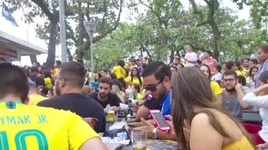 Dünya Kupası 'nda Brezilya takımını desteklemek için sarı giyen insanlar