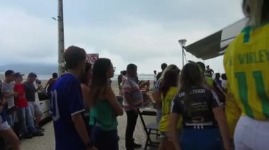 Dünya Kupası 'nda Brezilya takımını desteklemek için sarı giyen insanlar