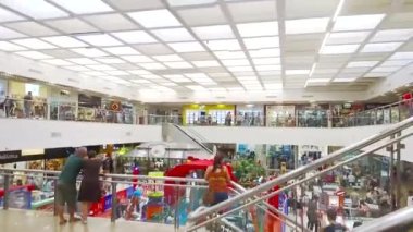 Ziyaretçiler AVM 'de Cam Çitlere Yaslanıyor 