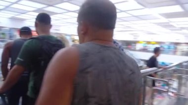  İçerideki Ziyaretçiler Yürüyen Merdiven 'e Yürüyor