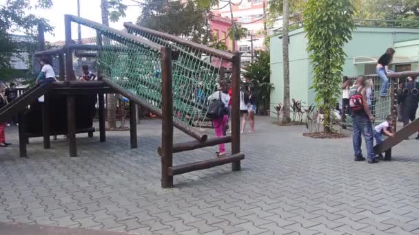 Los Padres Acompañan Los Niños Que Juegan Pequeño Parque Infantil — Vídeo de stock