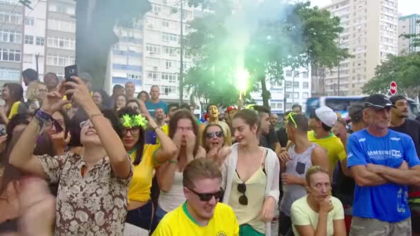 Brasilianische Fans Unterstützen Die Brasilianische Nationalmannschaft — Stockvideo