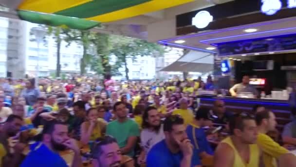 Cafe Voller Brasilien Fans — Stockvideo
