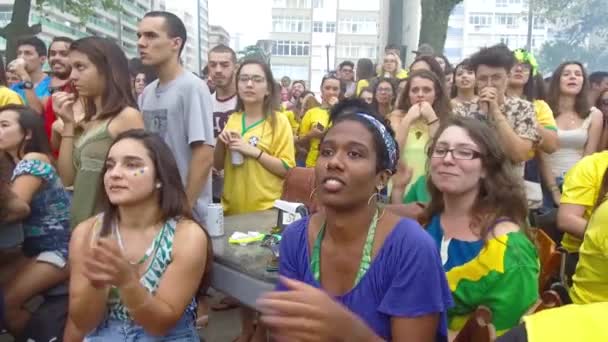 Βραζιλιάνοι Οπαδοί Που Υποστηρίζουν Την Εθνική Βραζιλίας — Αρχείο Βίντεο