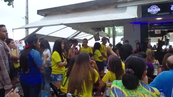 Menschen Gelb Unterstützen Brasilianisches Team Bei — Stockvideo