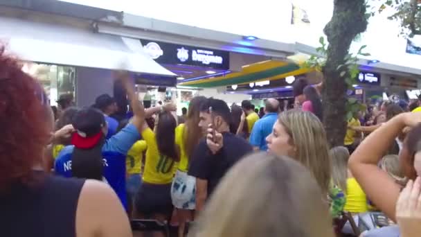 Ludzie Ubrani Żółto Wspierają Brazylijską Drużynę Mistrzostwach Świata — Wideo stockowe