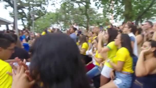 Mensen Die Geel Dragen Het Braziliaanse Team Wereldbeker Ondersteunen — Stockvideo