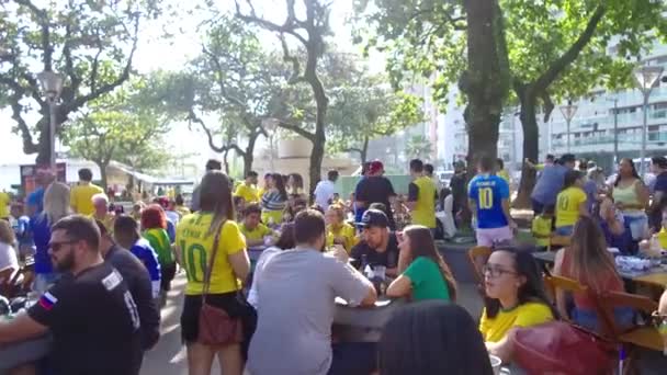 Dünya Kupası Nda Brezilya Takımını Desteklemek Için Sarı Giyen Insanlar — Stok video