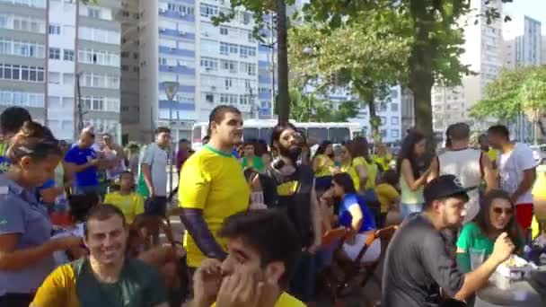 Menschen Gelb Unterstützen Brasilianisches Team Bei — Stockvideo