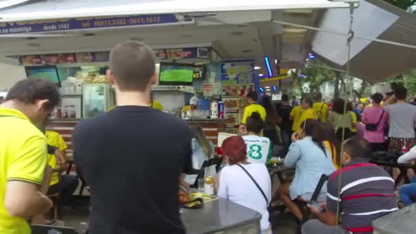 Persone Che Indossano Giallo Sostenere Squadra Brasiliana Nella Coppa Del — Video Stock