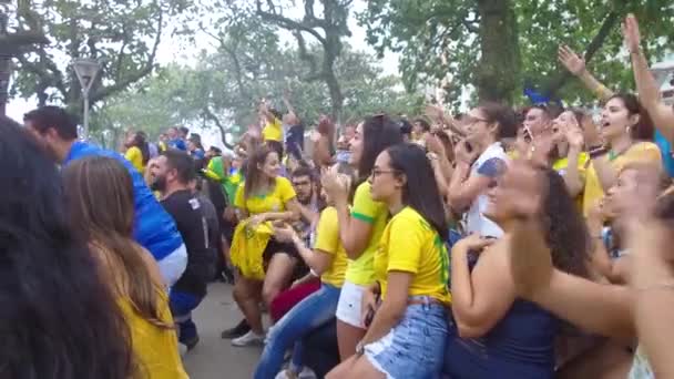 Люди Жовтому Одязі Підтримують Бразільську Команду Світовому Кубку — стокове відео