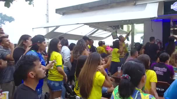 ワールドカップでブラジルチームを支援するために黄色を身に着けている人々 — ストック動画