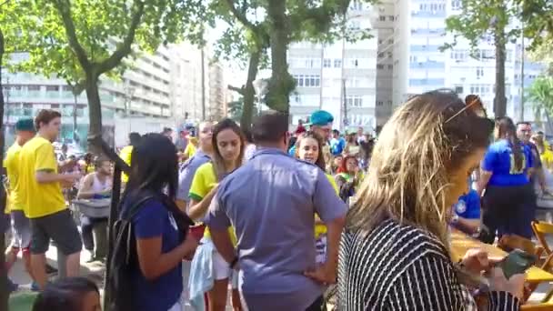 Mensen Die Geel Dragen Het Braziliaanse Team Wereldbeker Ondersteunen — Stockvideo
