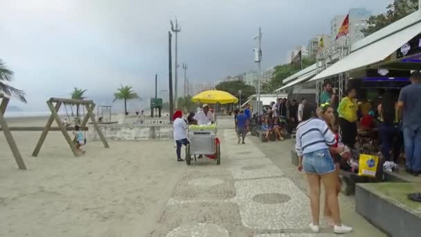 充满巴西粉丝的咖啡店旁边的街头食品商贩 — 图库视频影像