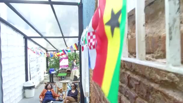 Femmes Assises Relaxant Dans Les Cafés Avec Décoration Drapeau — Video