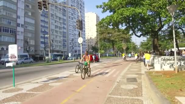 Yol Kenarındaki Yayalar Bisikletçiler Eller Tutulur — Stok video