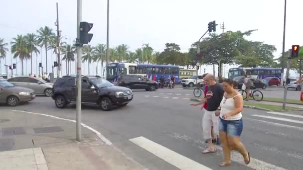 Pedestrians Crossing Road Crossroad City Santos — стоковое видео