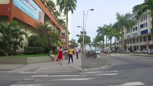 Люди Сидять Ходять Тротуару Навпроти Торгового Центру — стокове відео