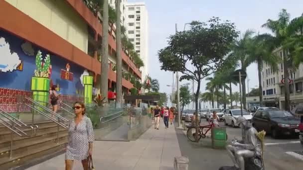 Gente Está Caminando Pavimento Frente Centro Comercial Lado Carretera — Vídeo de stock