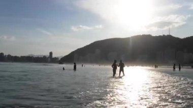  Dalgalarda Yürüyen Bir Kişi - Geniş Açı Hala Video
