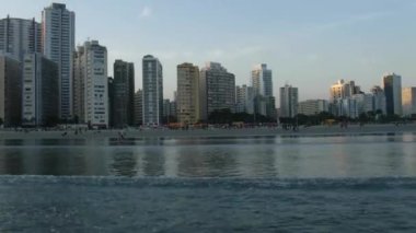 Dalgalar Kıyıya İlerliyor - Geniş Açı Hâlâ Görüntü