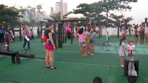 Parque Infantil Lotado Com Crianças Brincando — Vídeo de Stock