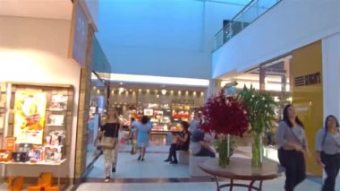 Brezilya 'da bir alışveriş merkezinde dolaşmak