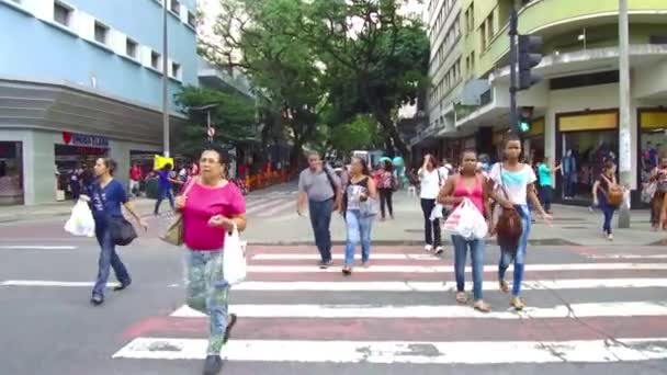 市内の横断歩道上の人 — ストック動画