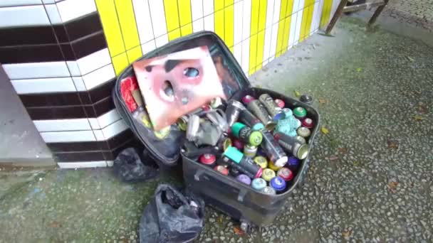 Grafiti Sanatçısı Çantası Şehir Merkezindeki Bir Dükkanın Önünde Renklerle Dolu — Stok video