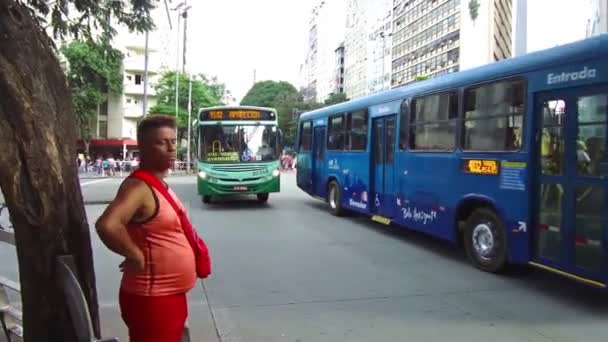 Kerl Roter Kleidung Wartet Darauf Dass Die Busse Vorbeifahren — Stockvideo