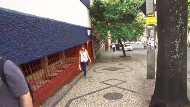 ダウンタウンの歩道を歩く Belo Horizonte Front Dolly — ストック動画