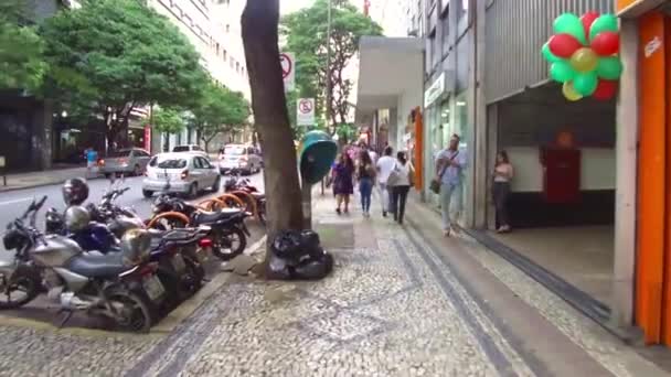 Περπατώντας Στα Πεζοδρόμια Προς Ένα Κορίτσι Στο Κέντρο Belo Horizonte — Αρχείο Βίντεο
