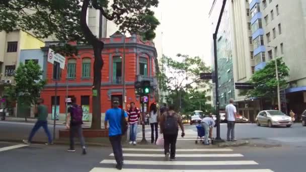 Promenader Mot Gammal Röd Byggnad Centrum Belo Horizonte Front Dolly — Stockvideo