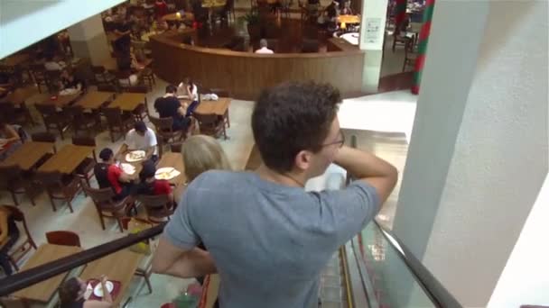 Mensen Gaan Een Roltrap Een Winkelcentrum — Stockvideo