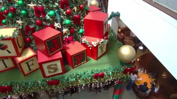 Obrovské Vánoční Téma Bloky Obchoďáku — Stock video