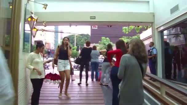 Oamenii Care Așteaptă Ploaia Oprească Ieșirea Din Mall — Videoclip de stoc