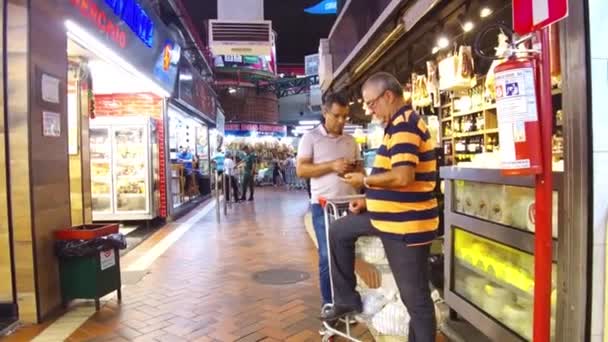 Hombres Revisando Sus Teléfonos Mercado Municipal Belo Horizonte — Vídeo de stock