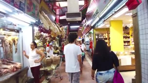 ベロオリゾンテの市内市場を歩くフロントビュー — ストック動画