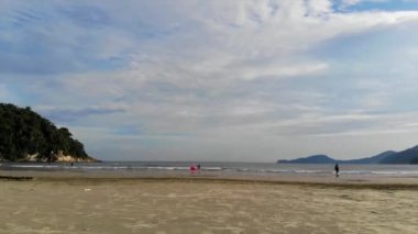 Dağları olan bir plajın ön hava manzarası - vinç yukarı