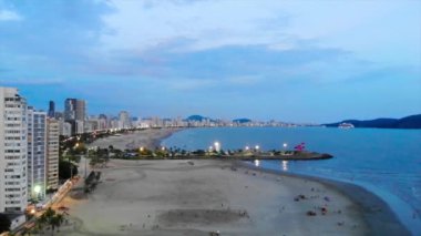 Dünyanın en büyük sahil bahçesinin ön gece hava manzarası - ön doli