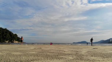  Sahilde yürüyen insanlar - stati