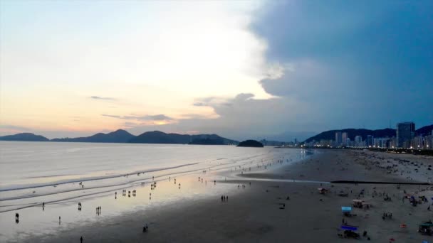 Sunset Pemandangan Siluet Udara Dari Orang Orang Pantai Sebuah Kota — Stok Video
