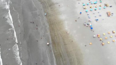 Brezilya 'da yoğun bir plajın üst hava manzarası.