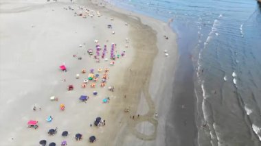Brezilya 'da yoğun bir plajın üst hava manzarası