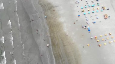Brezilya 'da yoğun bir plajın üst hava manzarası - statik.