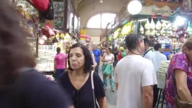 Merkez hediyelik eşya dükkanında bir sürü insan ve çeşitli hediyelik eşya dükkanları var.